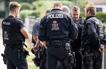 افسران پلیس در جستجوی حیوان وحشی در منطقه‌ای مسکونی در شهر تلتو آلمان، پنجشنبه ۲۰ ژوئیه ۲۰۲۳ 