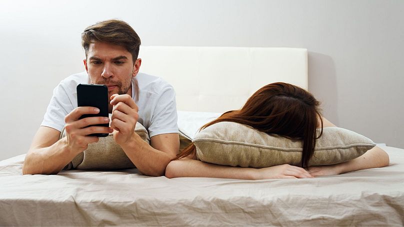 Phubbing: How your phone could be ruining your relationship | Euronews