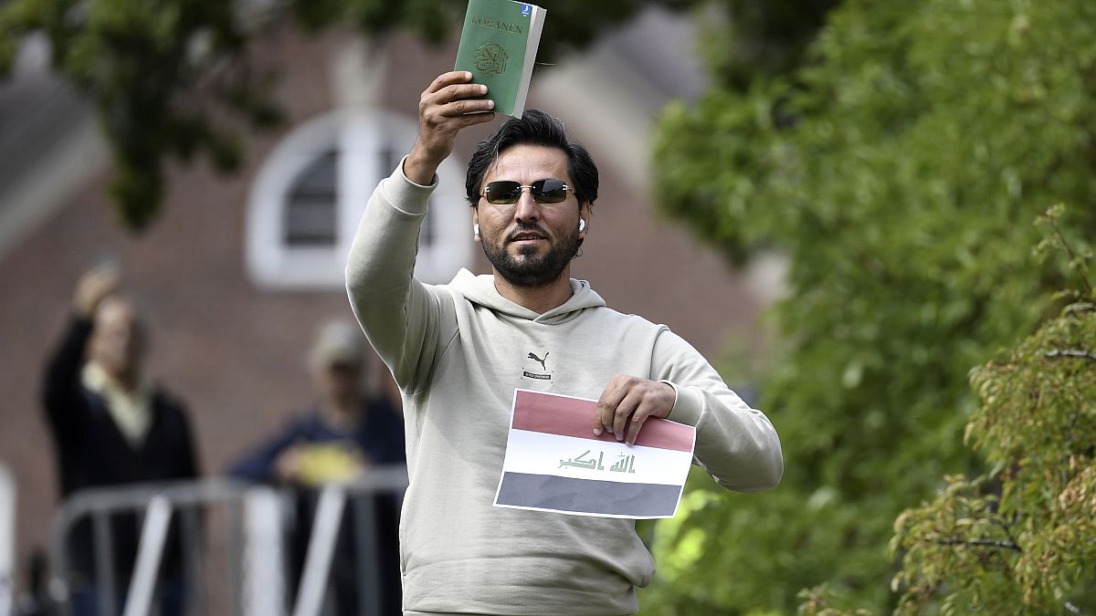 İsveç'te yaşayan ve Iraklı bir Hristiyan sığınmacı olan Salwan Momika isimli şahıs, Irak'ın Stockholm Büyükelçiliği önünde Irak bayrağı ve Kuran'ın üzerine basarak tekmeledi