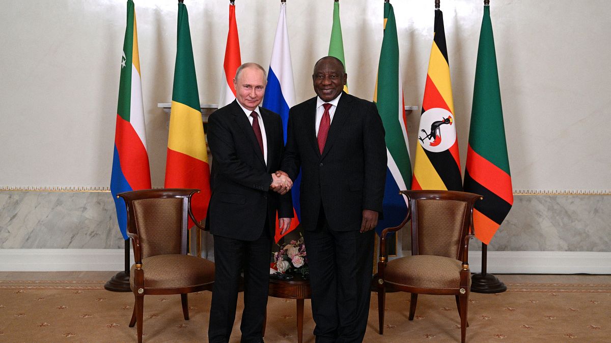 الرئيس الروسي فلاديمير بوتين مع رئيس جنوب أفريقيا سيريل رامافوزا قبل اجتماع مع وفد من القادة الأفارقة في ستريلنا ، خارج سانت بطرسبرغ.