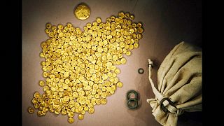 تعتبر العملات المعدنية والذهب الخالص المسروق من متحف مانشينغ، أكبر اكتشاف لمسروقات من الذهب السلتي في القرن العشرين. وقد يعود تاريخ بعض القطع للعام 100 قبل الميلاد.