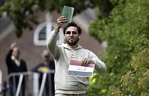 Протестующий Салван Момика идёт к посольству Ирака в Стокгольме, где планирует сжечь Коран и иракский флаг.