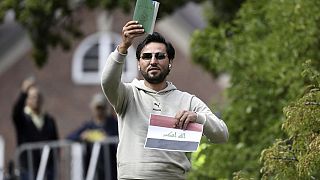 سلوان موميكا يظهر خارج السفارة العراقية في ستوكهولم، 20 يوليو 2023، حيث كان يخطط لحرق نسخة من القرآن الكريم والعلم العراقي.