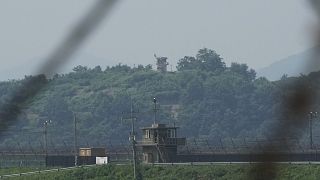 A háttérben észak-koreai, elől dél-koreai őrtorony a határsávban