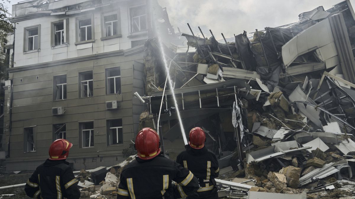 Service d'urgence à l'oeuvre à Odessa après un nouveau bombardement russe, 20 juillet 2023.