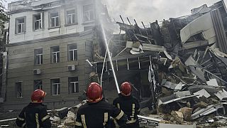 Service d'urgence à l'oeuvre à Odessa après un nouveau bombardement russe, 20 juillet 2023.