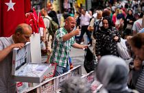 فروشندگان در بازار خیابانی در استانبول ترکیه، در ۱۶ ژوئن ۲۰۲۳ 