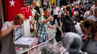 فروشندگان در بازار خیابانی در استانبول ترکیه، در ۱۶ ژوئن ۲۰۲۳ 