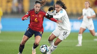 La española Aitana Bonmati, a la izquierda, y la costarricense Alexandra Pinell durante el partido de fútbol del Grupo C de la Copa del Mundo Femenina.