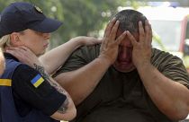 Zokogó férfi Odesszában a várost ért légitámadás után 2023.07.20-án. 