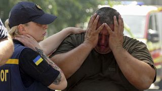 Zokogó férfi Odesszában a várost ért légitámadás után 2023.07.20-án.