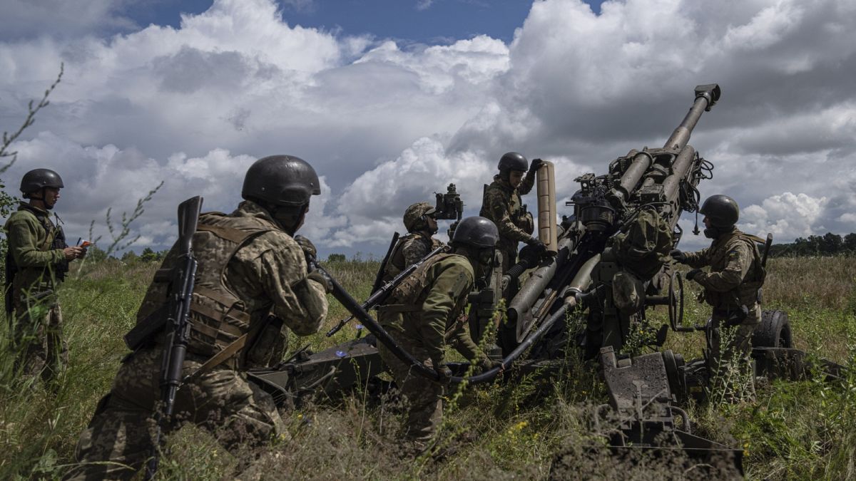 Ukrán katonák orosz állásokra lőnek egy amerikai M777-es tarackágyúval