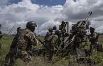 Ukrán katonák orosz állásokra lőnek egy amerikai M777-es tarackágyúval