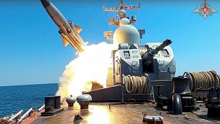 سفينة حربية تابعة لأسطول البحر الأسود الروسي تطلق صاروخًا أثناء مشاركتها في مناورات بحرية في البحر الأسود