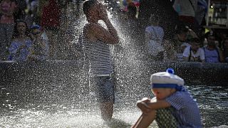 موج گرما در اروپا، مردی در سن پترزبورگ روسیه در حوضی خود را خنک می کند