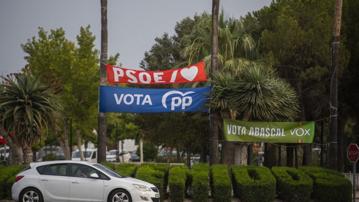 Предвыборные баннеры правой оппозиционной Народной партии, Социалистической партии и ультраправой партии "Вокс" в преддверии всеобщих выборов в Испании 