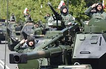 Polonya'nın başkenti Varşova'da askeri geçit töreninde tanklarla geçen Polonyalı askerler 