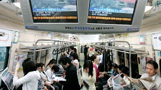 Güney Kore'nin başkenti Seul'de bir metro (arşiv)