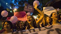 صورة من الارشيف- نساء يشاركن في مظاهرة احتجاجاً على العنف الذي تتعرض له المرأة في ريو دي جانيرو، البرازيل.