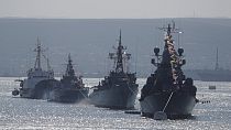 Военно-морской парад кораблей Черноморского флота РФ в порту Севастополя, 23 июля 2010 года.