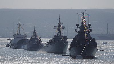 Военно-морской парад кораблей Черноморского флота РФ в порту Севастополя, 23 июля 2010 года.