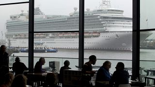 Turistahajó hagyja el Amszterdam kikötőjét