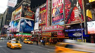 Előadásplakátok a New York-i Times Square-en
