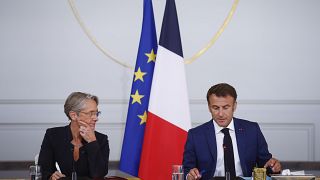 Премьер-министр Франции Элизабет Борн (слева) и президент Франции Эммануэль Макрон (справа)