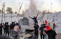 Bağdat'ta bir grup İsveç'in Irak büyükelçiliğine saldırdı