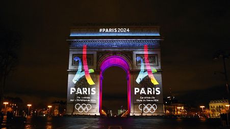 شعار أولومبياد باريس على قوس النصر في باريس