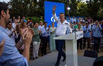 يصل مرشح الحزب الشعبي نونيز فيجو إلى المنصة للمشاركة في اجتماع مع أنصار حزبه في برشلونة، إسبانيا، الاثنين 17 يوليو 2023