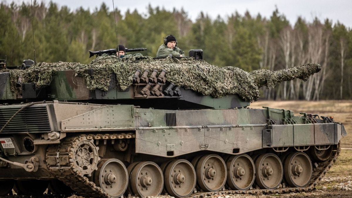 Polnische und ukrainische Soldaten auf einem Leopard 2 A4-Panzer während einer Übung auf dem Militärstützpunkt Swietoszow in Westpolen (13. Februar 2023.)