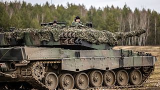 Polnische und ukrainische Soldaten auf einem Leopard 2 A4-Panzer während einer Übung auf dem Militärstützpunkt Swietoszow in Westpolen (13. Februar 2023.)
