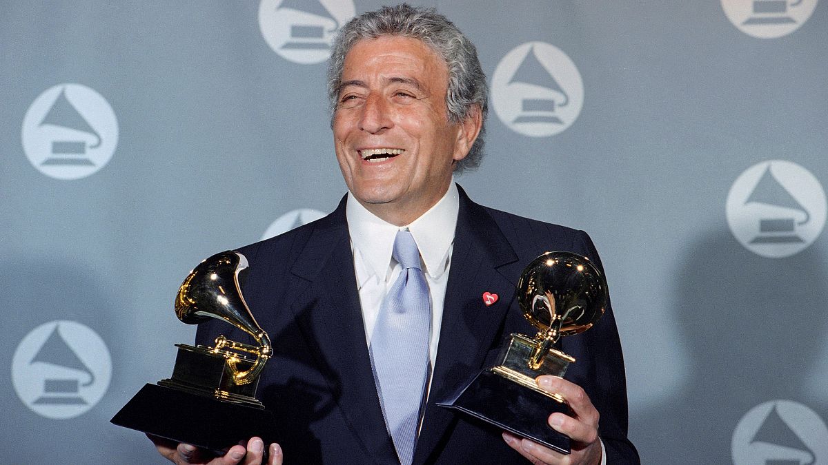 Tony Bennett 1995-ben, a kezében két Grammy-díjjal