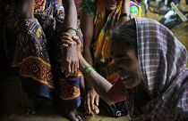 نساء يبكين بحرقة في الهند