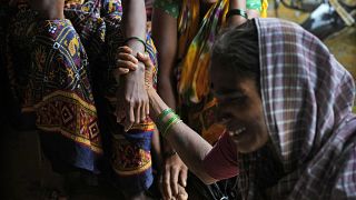 نساء يبكين بحرقة في الهند