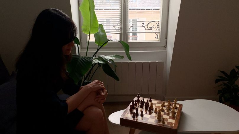 میترا در حال بازی شطرنج