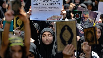 نساء يرفعن مصاحفهن أثناء مشاركتهن في مظاهرة دعت إليها حركة حزب الله الشيعي اللبناني، للتنديد بحرق القرآن في السويد، في الضاحية الجنوبية لبيروت في 21 تموز/ يوليو 2023.