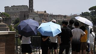 Туристы прячутся от жары под зонтами. Рим, Италия. 21 июля 2023.