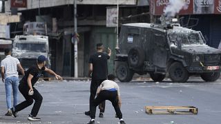 فلسطينيون يرمون الحجارة على جنود إسرائيليين، أرشيف