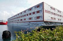 البارجة "بيبي ستوكهولم" التي ستؤوي ما يصل إلى 500 طالب لجوء، في ميناء بورتلاند في دورست، إنجلترا، الجمعة 21 يوليو 2023.