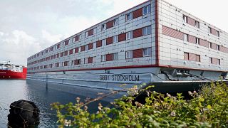 البارجة "بيبي ستوكهولم" التي ستؤوي ما يصل إلى 500 طالب لجوء، في ميناء بورتلاند في دورست، إنجلترا، الجمعة 21 يوليو 2023.