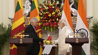 رئيس الوزراء الهندي ناريندرا مودي  (يمين) والرئيس السريلانكي رانيل ويكريميسينغه
