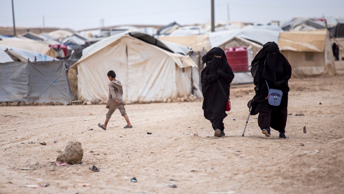 نساء يسرن في مخيم الهول الذي يأوي حوالي 60 ألف لاجئ، بمن فيهم عائلات وأنصار تنظيم الدولة الإسلامية، وكثير منهم أجانب، في محافظة الحسكة، سوريا، في 1 مايو / أيار 2021.