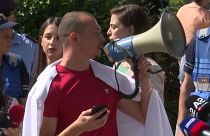 Medizin-Studierende protestieren vor dem albanischen Parlament in Tirana