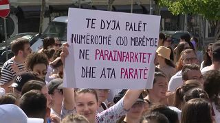 Les étudiants albanais manifestent devant le parlement albanais