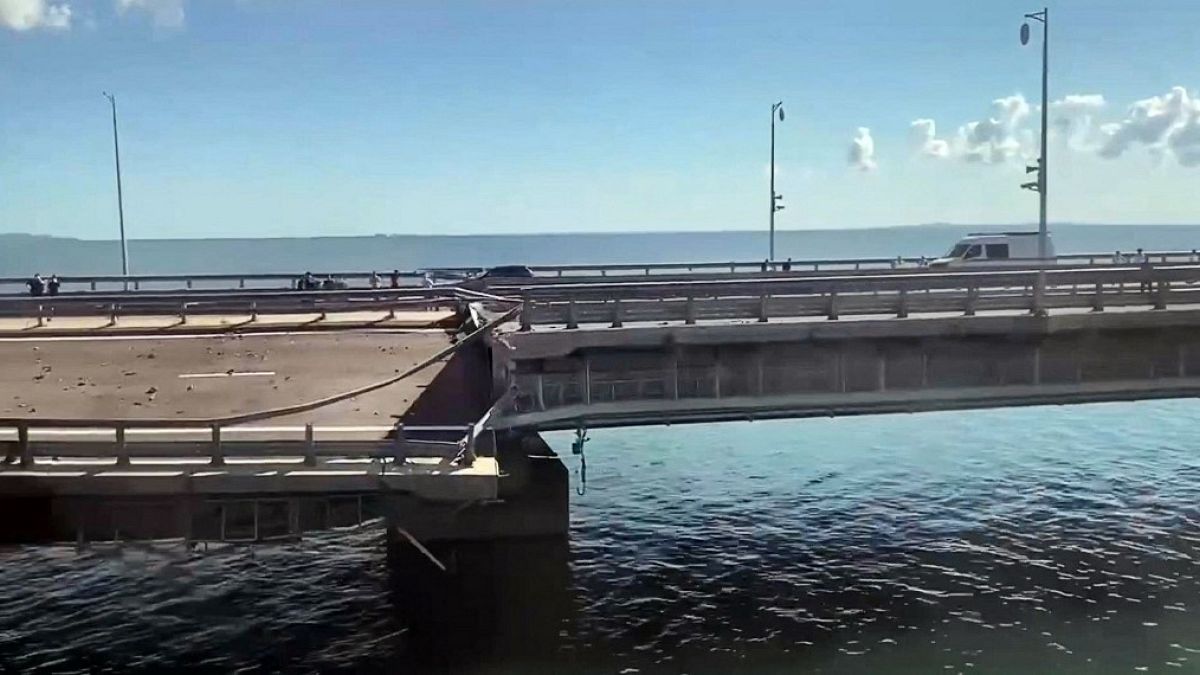 Поврежденный Керченский мост, соединяющий Крым с Россией, пострадавший в результате нападения 17 июля 2023 года 