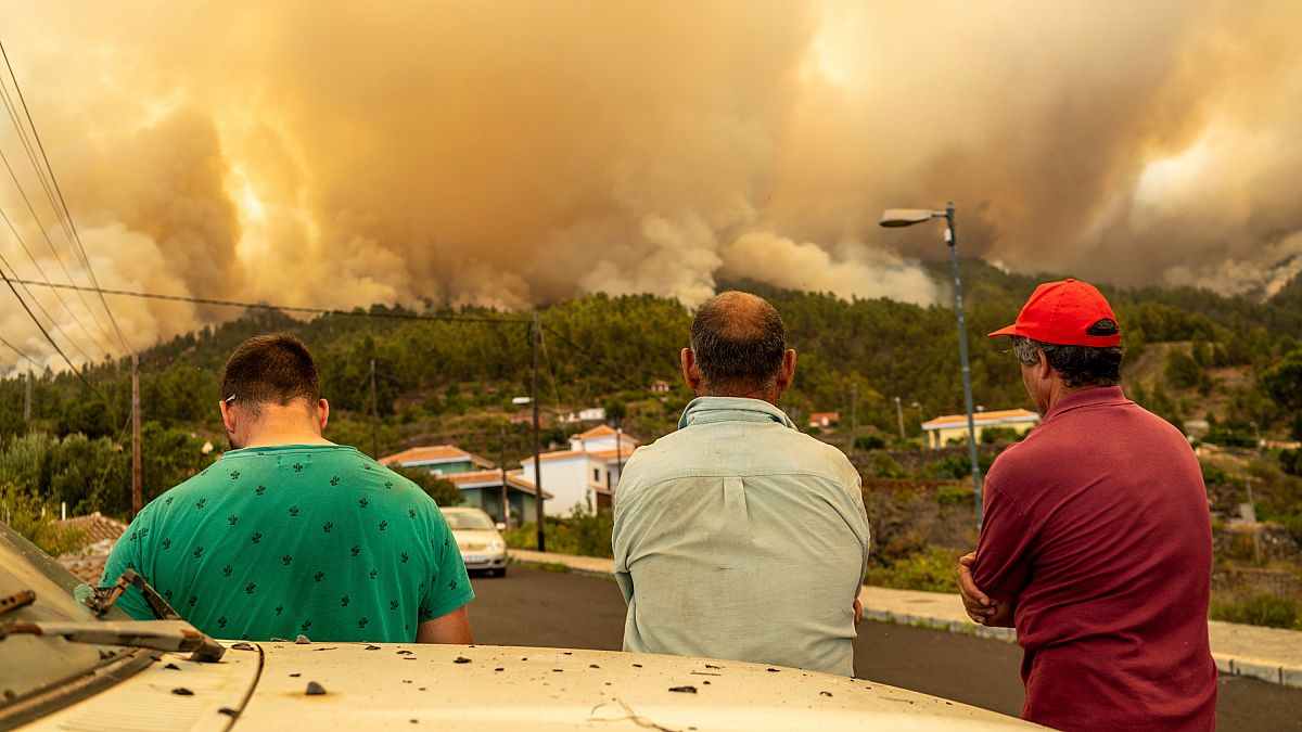 Residentes locales observan un incendio forestal en llamas, cerca de Puntagorda, en la isla canaria de La Palma, el sábado 15 de julio de 2023.
