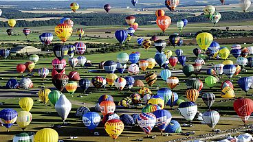 В небо одновременно поднимаются сотни воздушных шаров