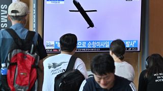متابعة لعملية إطلاق الصواريخ عبر التلفزيون الكوري الجنوبي
